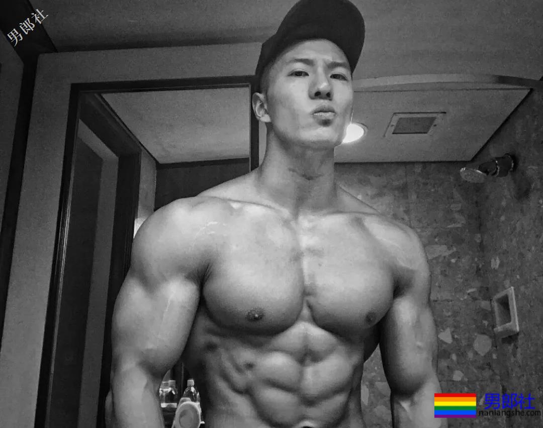 被刘姥姥相中的大胸肌体育生！ - 51虹马