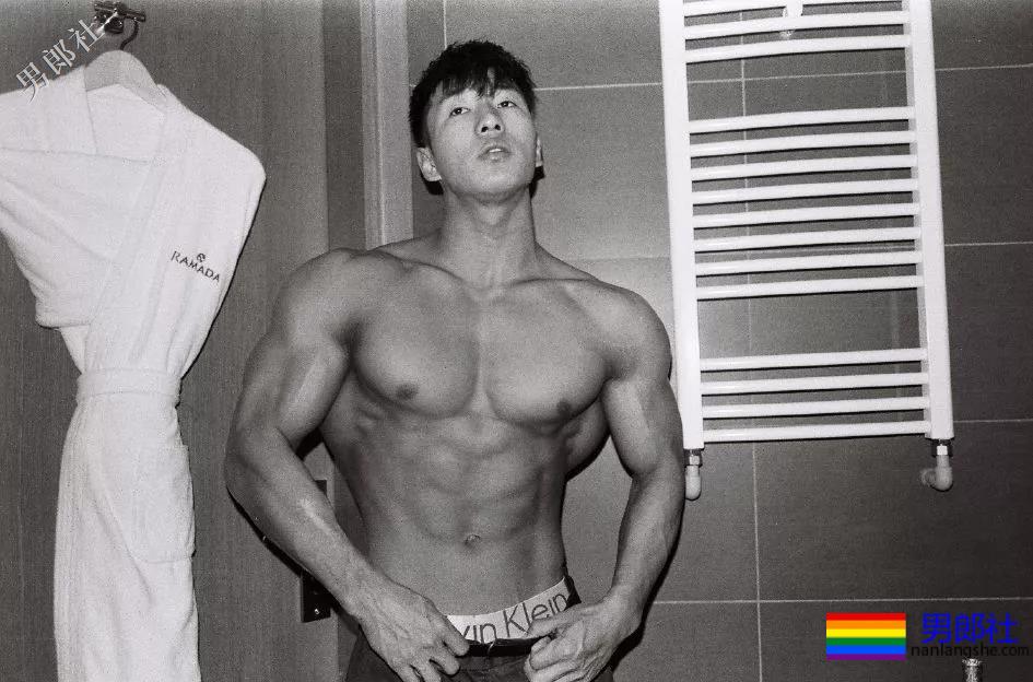 被刘姥姥相中的大胸肌体育生！ - 51虹马