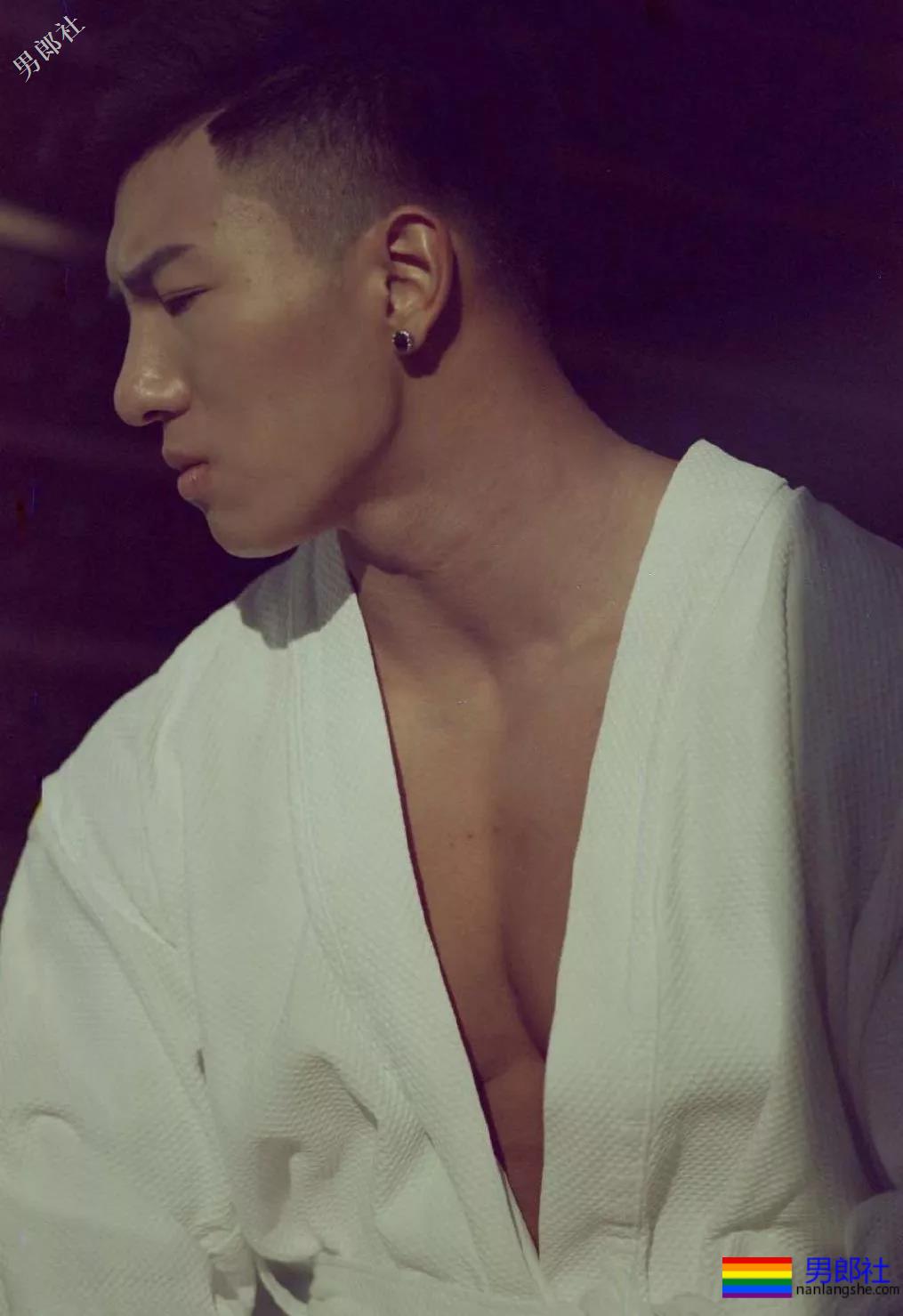 被刘姥姥相中的大胸肌体育生！ - 51虹马