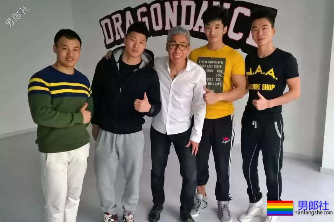 被刘姥姥相中的大胸肌体育生！ - 51虹马