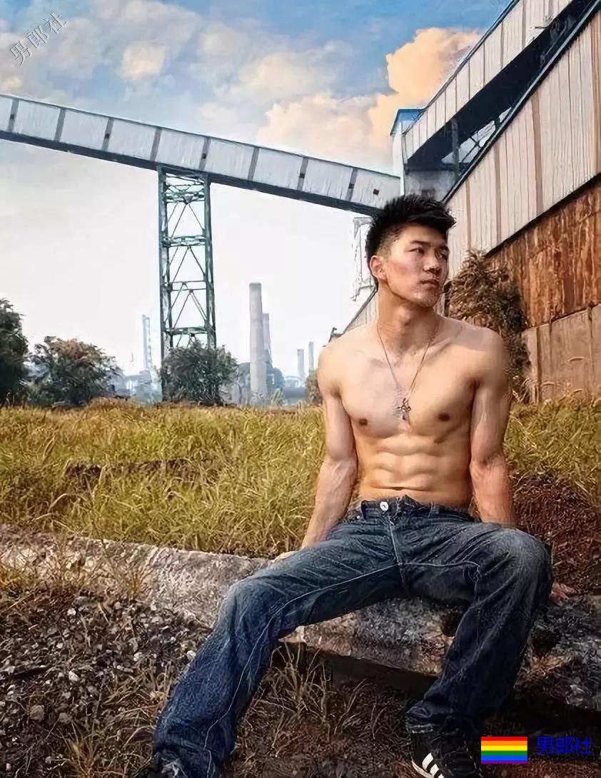 被刘姥姥相中的大胸肌体育生！ - 51虹马