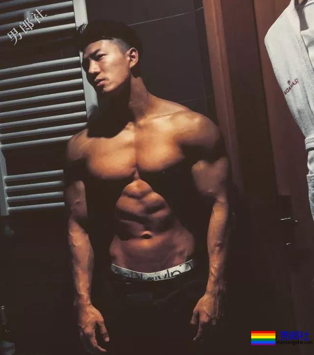 被刘姥姥相中的大胸肌体育生！ - 51虹马