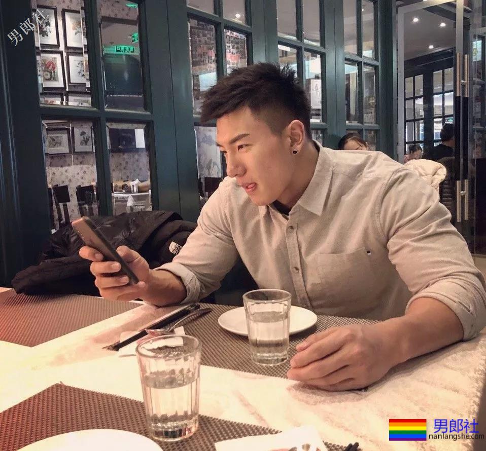 被刘姥姥相中的大胸肌体育生！ - 51虹马