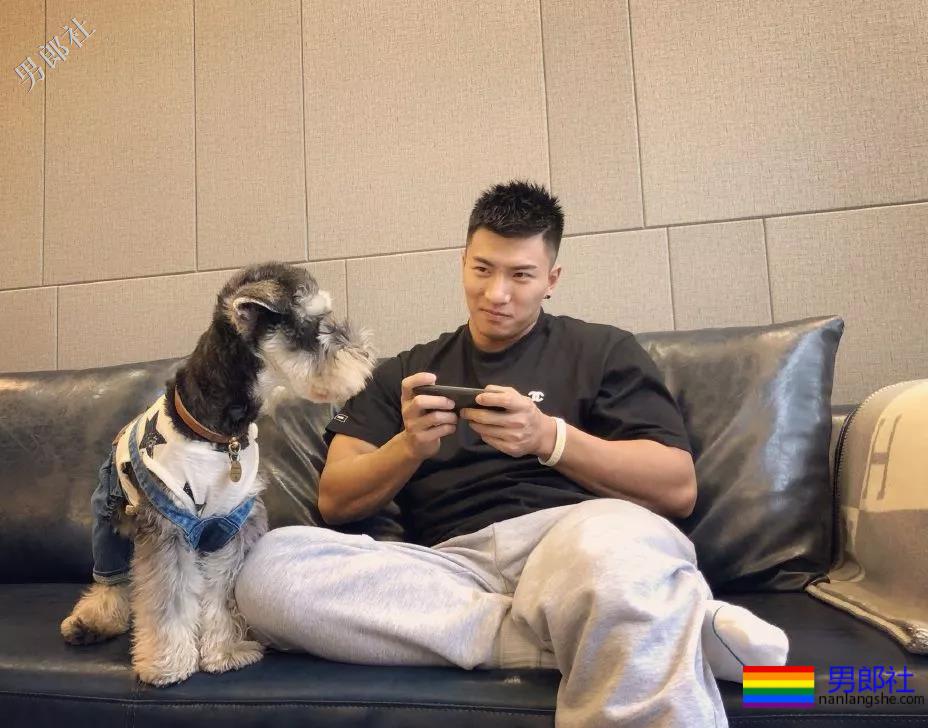 被刘姥姥相中的大胸肌体育生！ - 51虹马