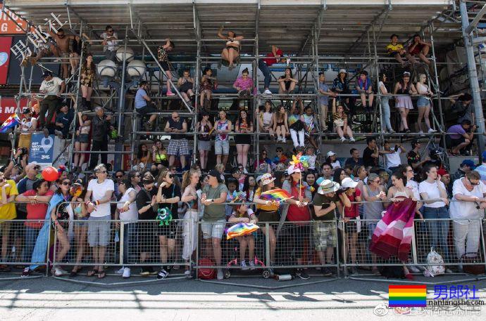 加拿大总理特鲁多参加多伦多市LGBT骄傲游行 - 51虹马