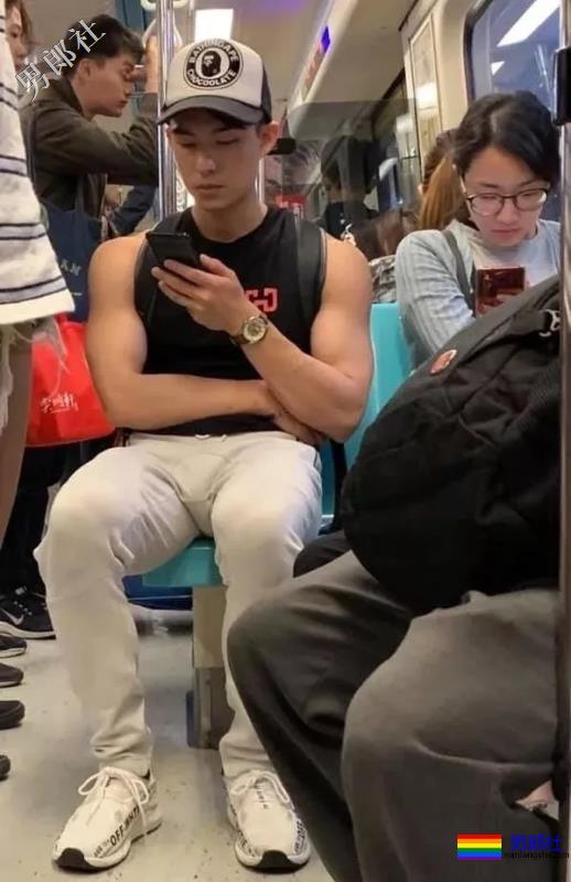 地铁遇见肌肉男穿紧身运动裤坐地铁，垒起来吸引人-51虹马