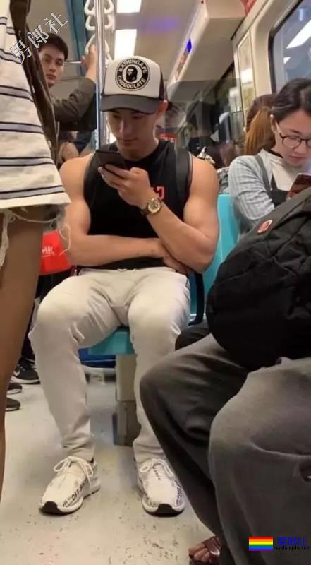 地铁遇见肌肉男穿紧身运动裤坐地铁，垒起来吸引人 - 51虹马