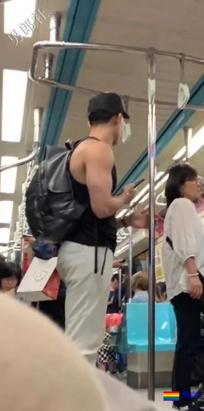 地铁遇见肌肉男穿紧身运动裤坐地铁，垒起来吸引人 - 51虹马