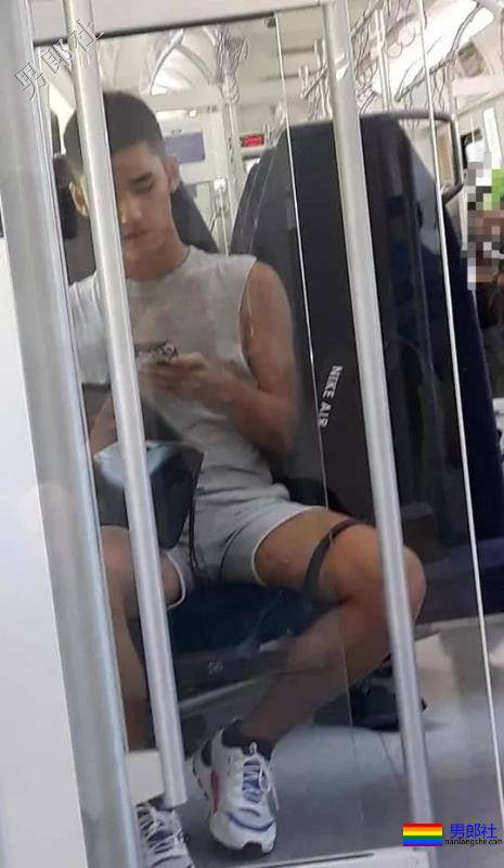 地铁遇见肌肉男穿紧身运动裤坐地铁，垒起来吸引人 - 51虹马