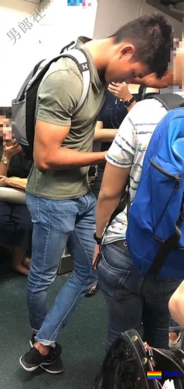 地铁遇见肌肉男穿紧身运动裤坐地铁，垒起来吸引人 - 51虹马