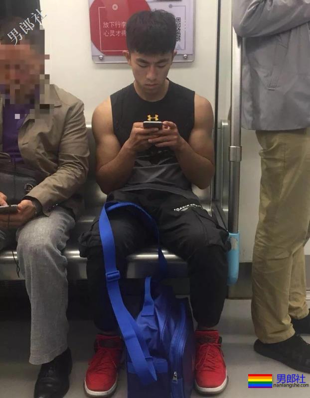 地铁遇见肌肉男穿紧身运动裤坐地铁，垒起来吸引人 - 51虹马