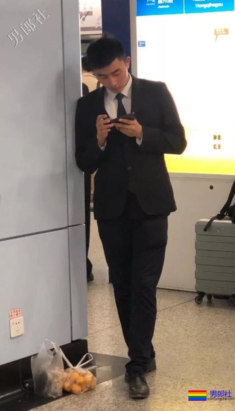 地铁遇见肌肉男穿紧身运动裤坐地铁，垒起来吸引人 - 51虹马