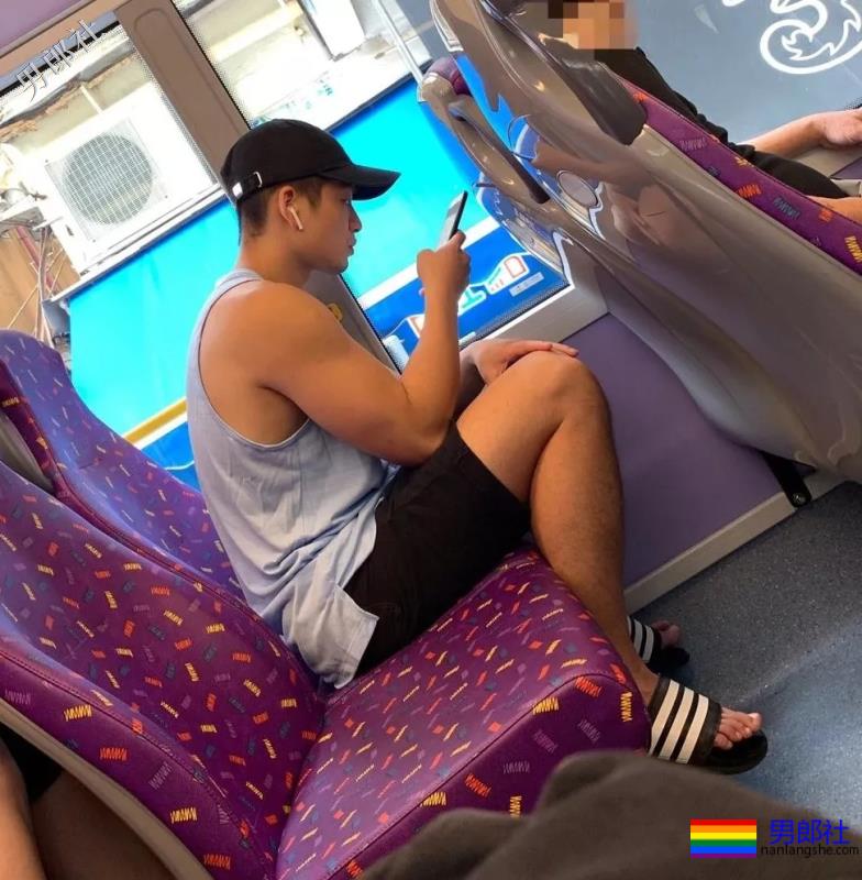 地铁遇见肌肉男穿紧身运动裤坐地铁，垒起来吸引人 - 51虹马