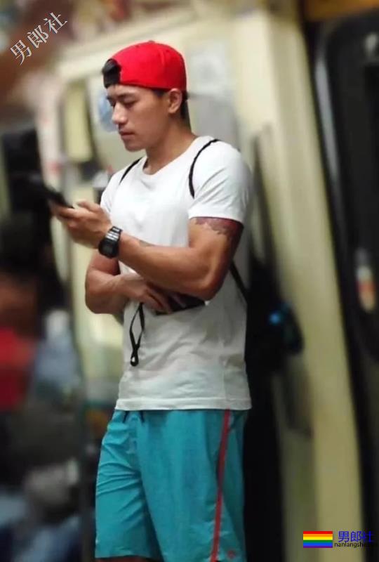 地铁遇见肌肉男穿紧身运动裤坐地铁，垒起来吸引人 - 51虹马
