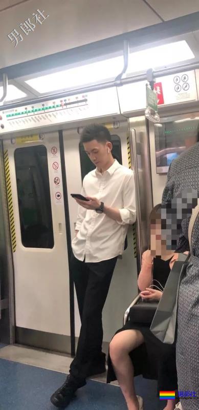 地铁遇见肌肉男穿紧身运动裤坐地铁，垒起来吸引人 - 51虹马