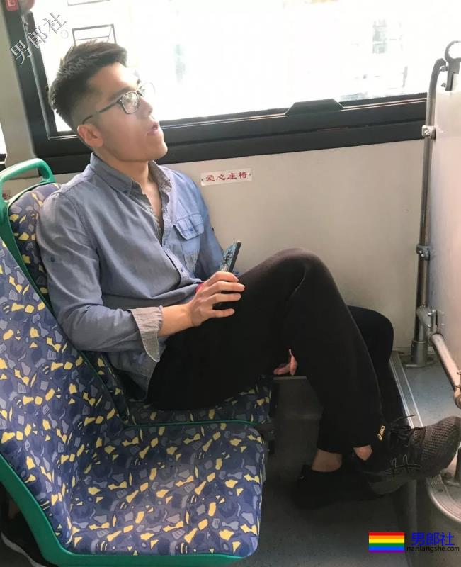 地铁遇见肌肉男穿紧身运动裤坐地铁，垒起来吸引人 - 51虹马