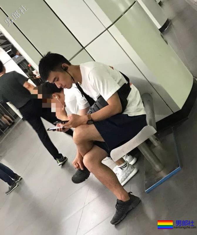 地铁遇见肌肉男穿紧身运动裤坐地铁，垒起来吸引人 - 51虹马