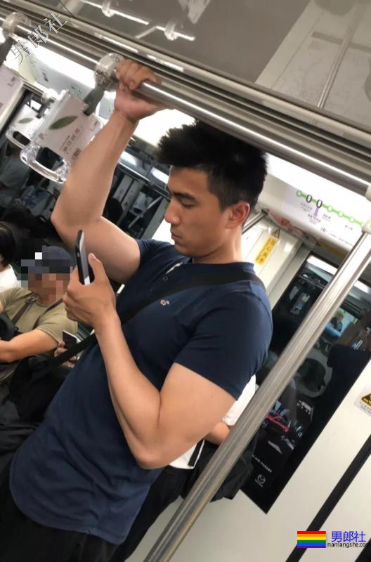地铁遇见肌肉男穿紧身运动裤坐地铁，垒起来吸引人 - 51虹马