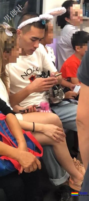 地铁遇见肌肉男穿紧身运动裤坐地铁，垒起来吸引人 - 51虹马