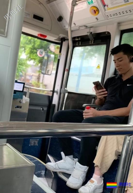 地铁遇见肌肉男穿紧身运动裤坐地铁，垒起来吸引人 - 51虹马