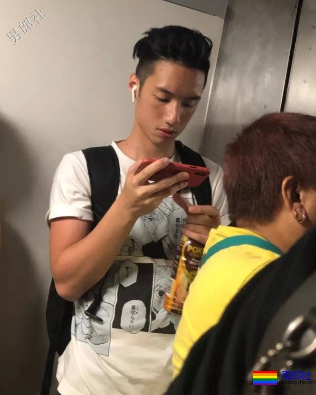 地铁遇见肌肉男穿紧身运动裤坐地铁，垒起来吸引人 - 51虹马