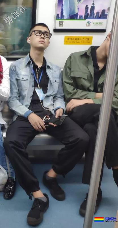 地铁遇见肌肉男穿紧身运动裤坐地铁，垒起来吸引人 - 51虹马