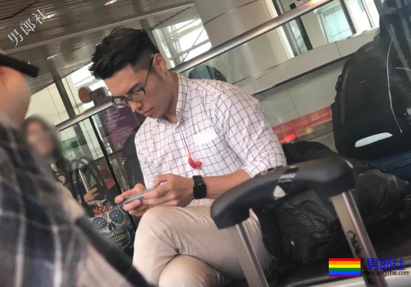 地铁遇见肌肉男穿紧身运动裤坐地铁，垒起来吸引人 - 51虹马