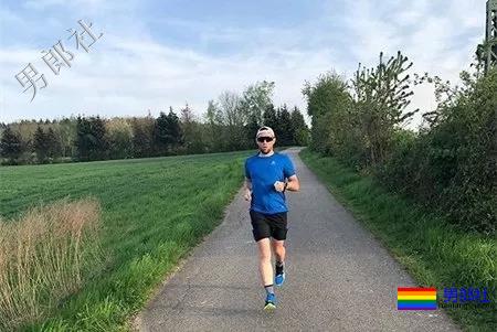 肌肉男停止健身训练，每天只跑步，半年后身材竟变成这样.... - 51虹马