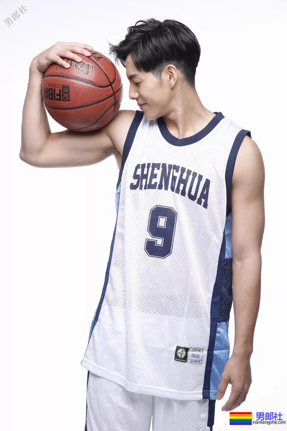 188篮球小鲜肉被发掘，新剧大秀奶白肌肉好身材，真A了！ - 51虹马