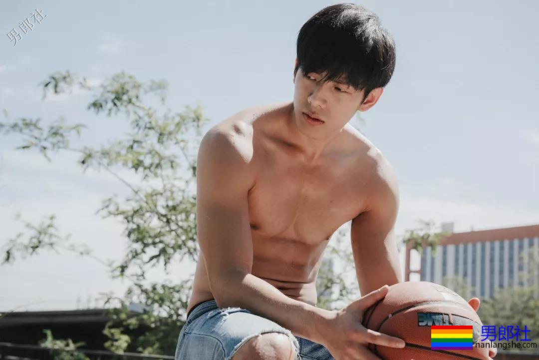 188篮球小鲜肉被发掘，新剧大秀奶白肌肉好身材，真A了！ - 51虹马