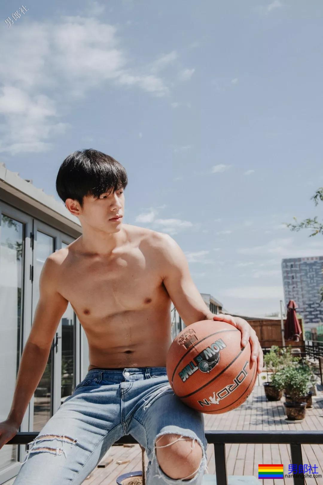 188篮球小鲜肉被发掘，新剧大秀奶白肌肉好身材，真A了！ - 51虹马