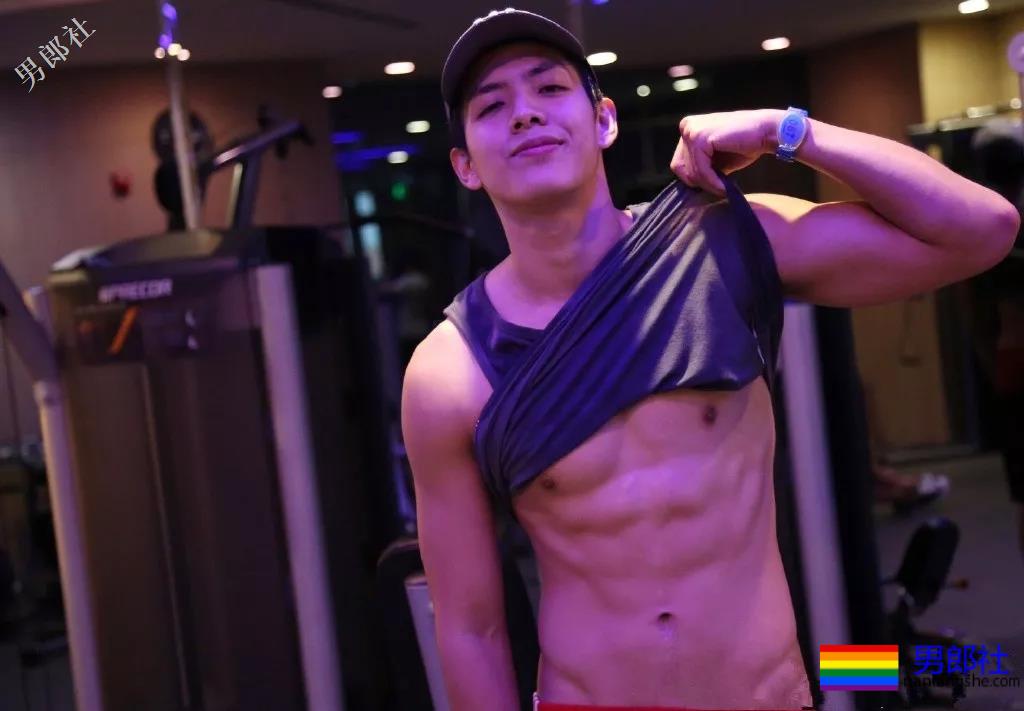 188篮球小鲜肉被发掘，新剧大秀奶白肌肉好身材，真A了！ - 51虹马