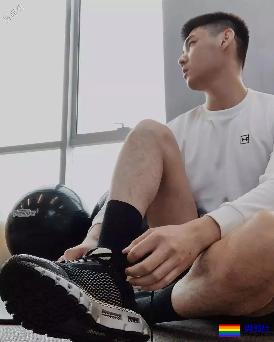 “特长”短裤寸头小奶狗，99%的人都爱他的白袜翘臀大长腿~ - 51虹马