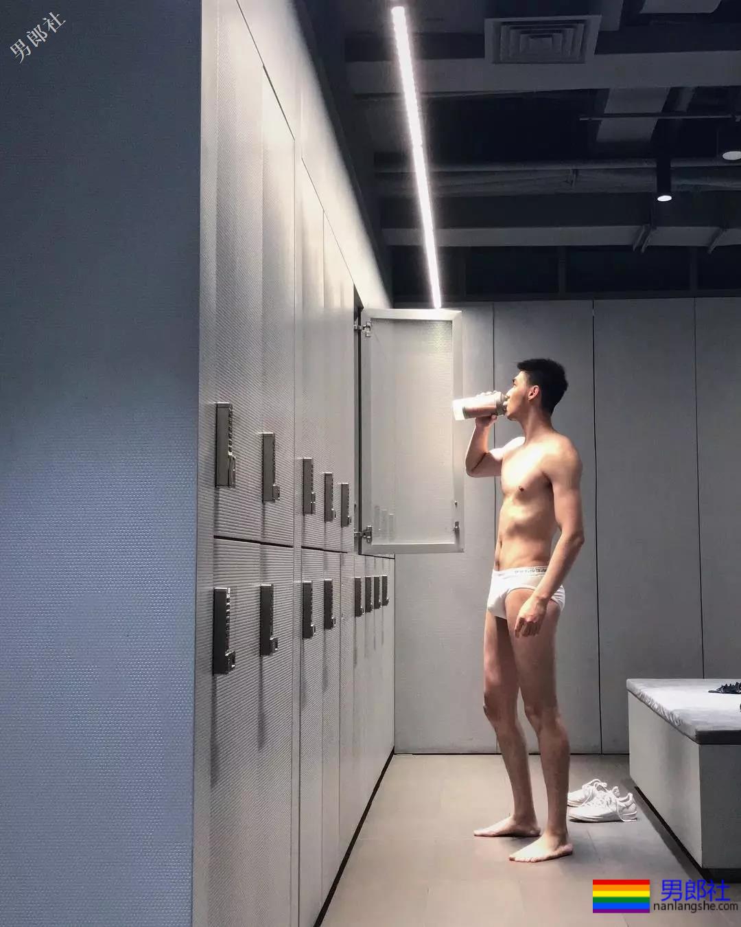 “特长”短裤寸头小奶狗，99%的人都爱他的白袜翘臀大长腿~ - 51虹马