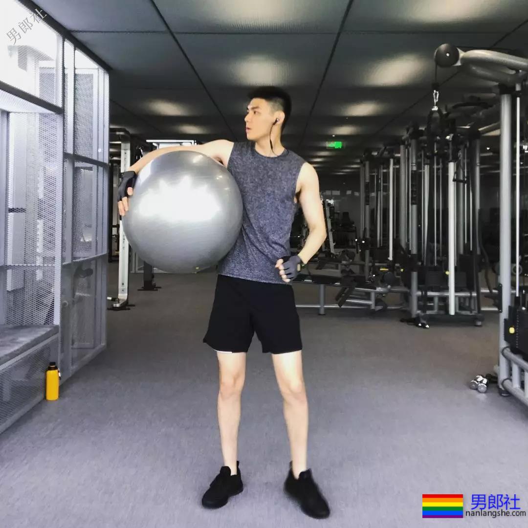 “特长”短裤寸头小奶狗，99%的人都爱他的白袜翘臀大长腿~ - 51虹马