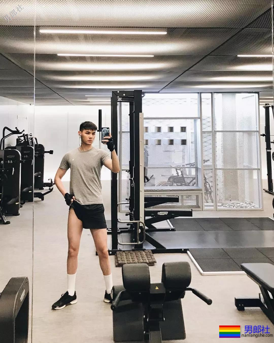 “特长”短裤寸头小奶狗，99%的人都爱他的白袜翘臀大长腿~ - 51虹马