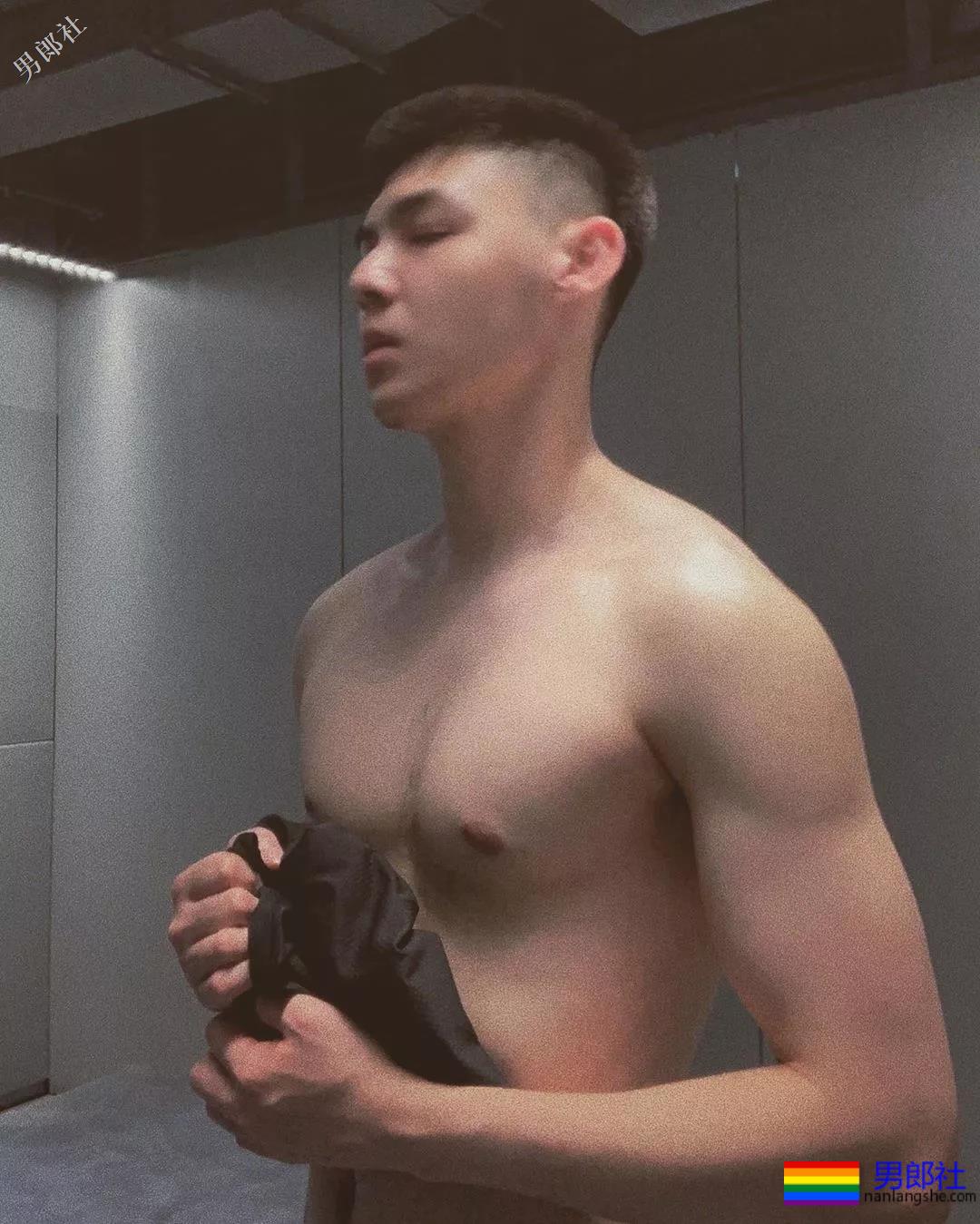 “特长”短裤寸头小奶狗，99%的人都爱他的白袜翘臀大长腿~ - 51虹马