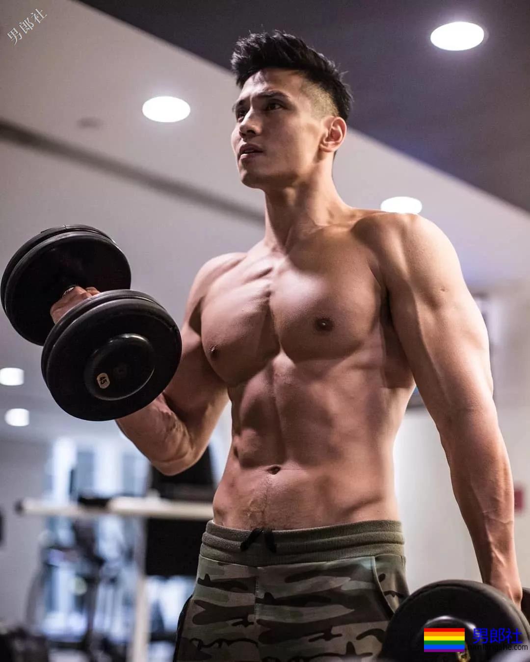 47寸大胸消防员又爆黑料！网友：长腿腹肌公狗腰更好看！ - 51虹马