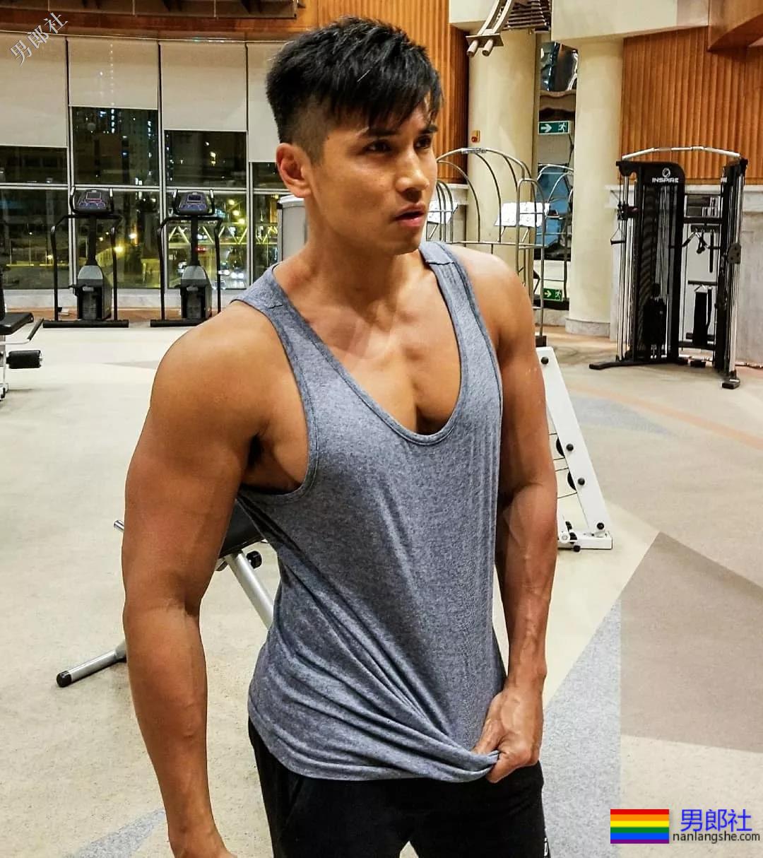 47寸大胸消防员又爆黑料！网友：长腿腹肌公狗腰更好看！ - 51虹马