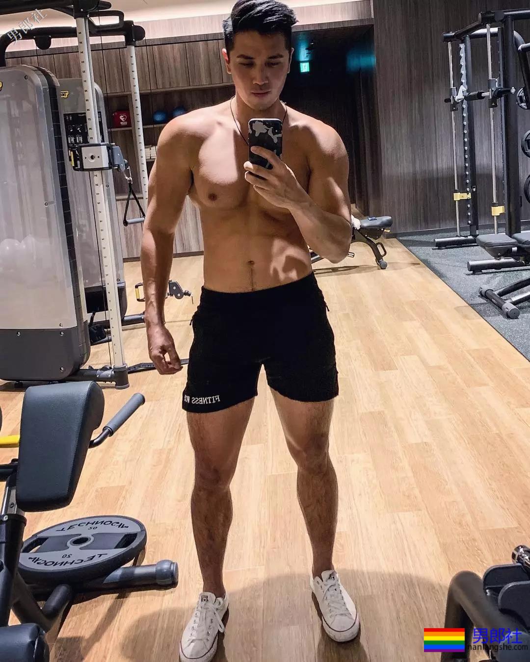 47寸大胸消防员又爆黑料！网友：长腿腹肌公狗腰更好看！ - 51虹马