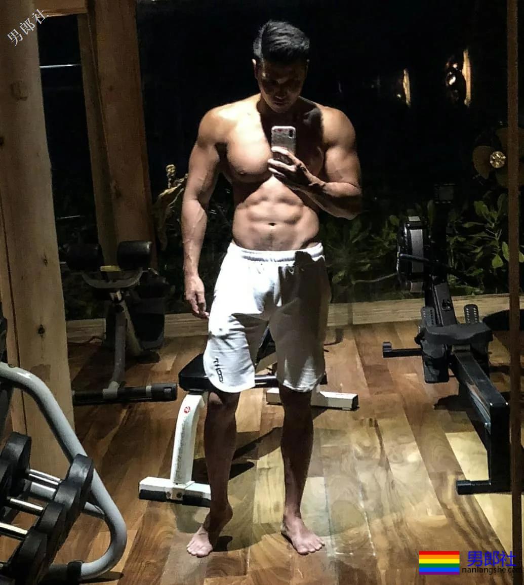 47寸大胸消防员又爆黑料！网友：长腿腹肌公狗腰更好看！ - 51虹马