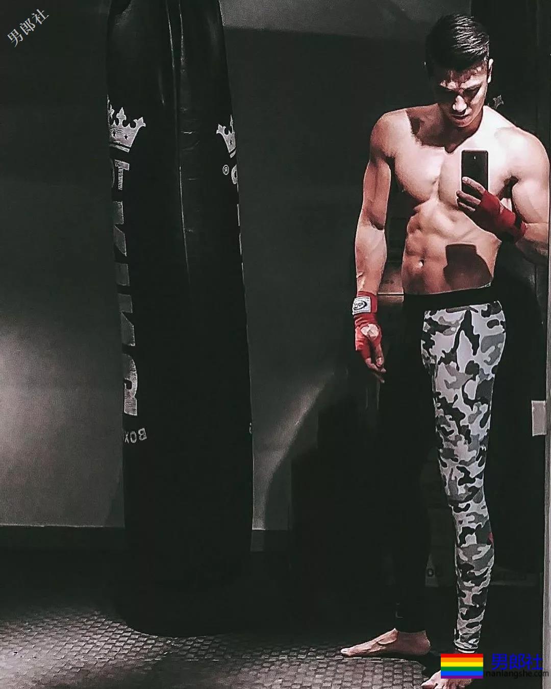 47寸大胸消防员又爆黑料！网友：长腿腹肌公狗腰更好看！ - 51虹马