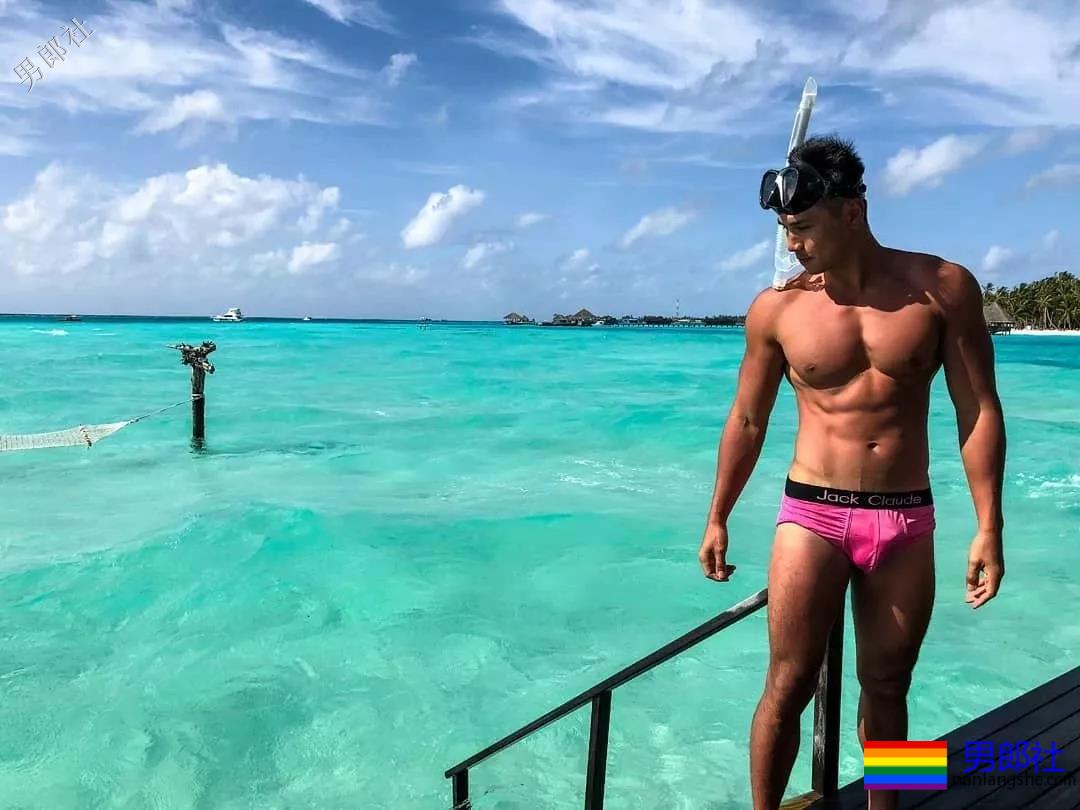 47寸大胸消防员又爆黑料！网友：长腿腹肌公狗腰更好看！ - 51虹马