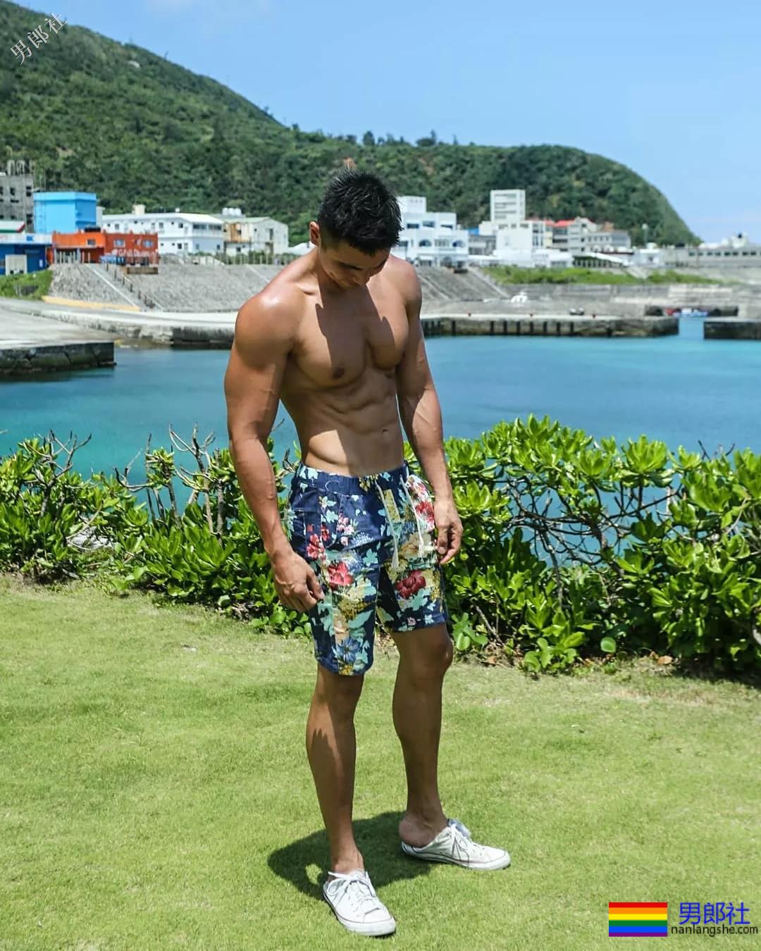 47寸大胸消防员又爆黑料！网友：长腿腹肌公狗腰更好看！ - 51虹马