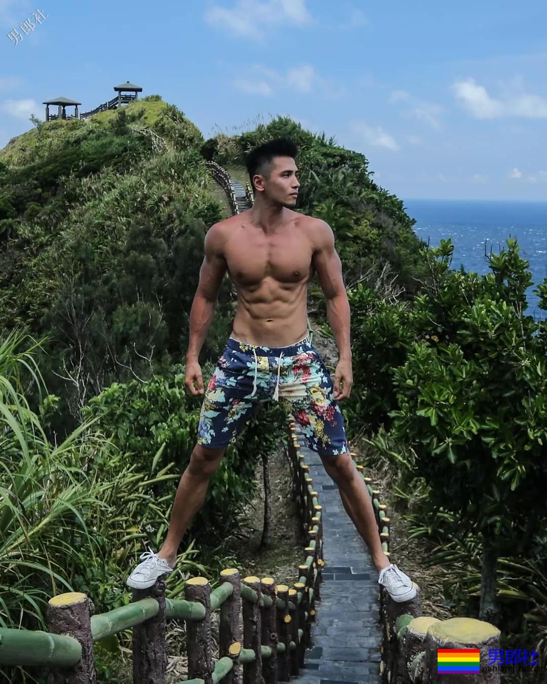 47寸大胸消防员又爆黑料！网友：长腿腹肌公狗腰更好看！ - 51虹马