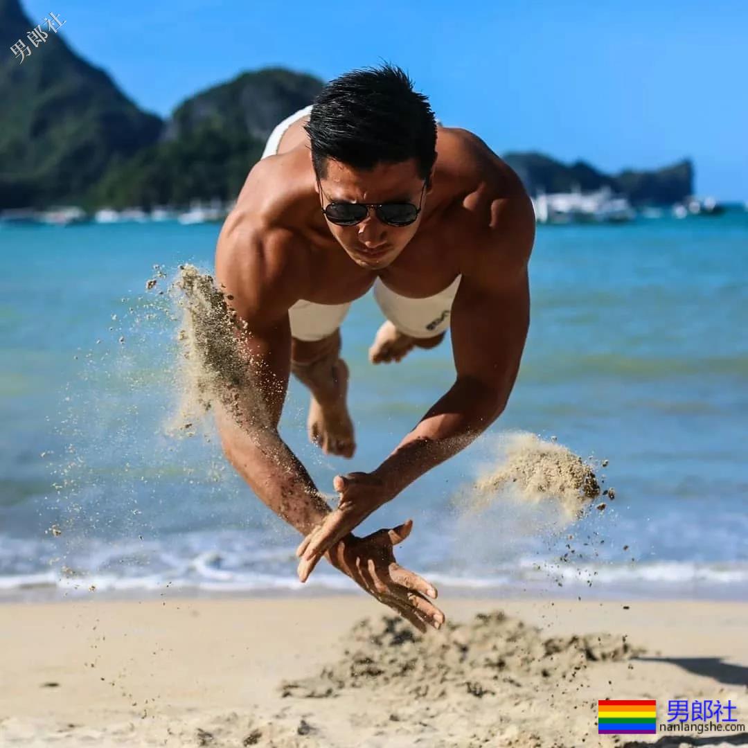 47寸大胸消防员又爆黑料！网友：长腿腹肌公狗腰更好看！ - 51虹马