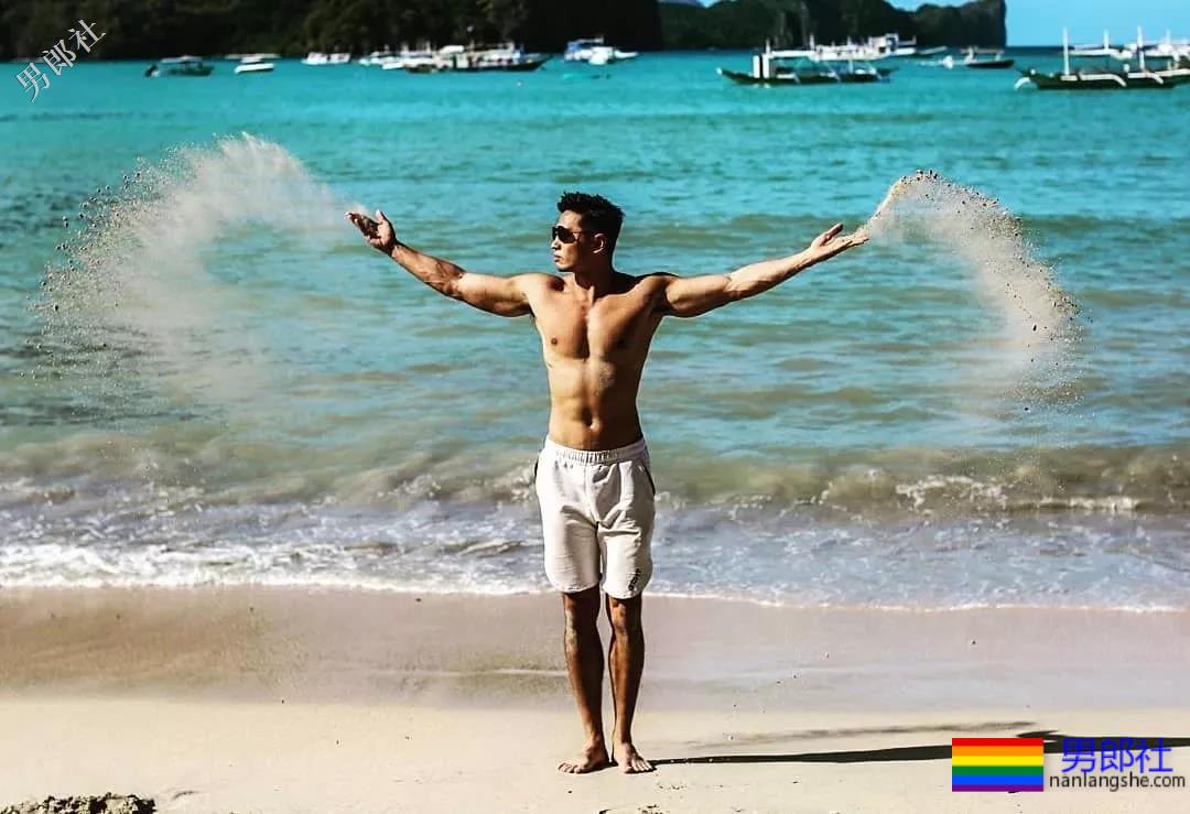 47寸大胸消防员又爆黑料！网友：长腿腹肌公狗腰更好看！ - 51虹马