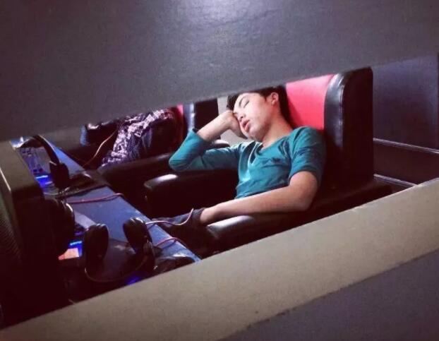 中年大叔深夜网吧包间猥亵20岁小伙 - 51虹马 中年大叔深夜网吧包间猥亵20岁小伙 - 51虹马