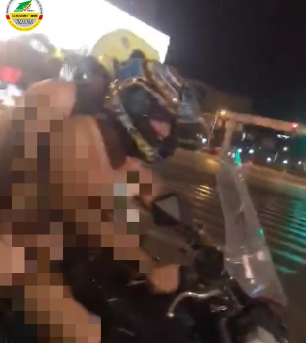 两男子裸骑竟是为了……结果遇上警方~蛋疼！ - 51虹马