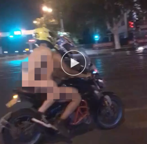 两男子裸骑竟是为了……结果遇上警方~蛋疼！ - 51虹马